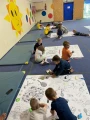 dzieci kolorujace kolorowanki XXL w sali gimnastycznej